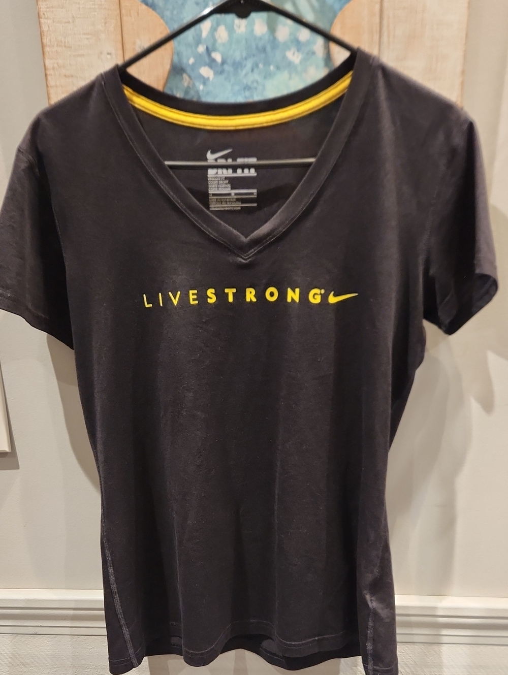 EUC Nike Dri-fit V‑Neck LiveStrong Tee w/Yellow Logo SZ M